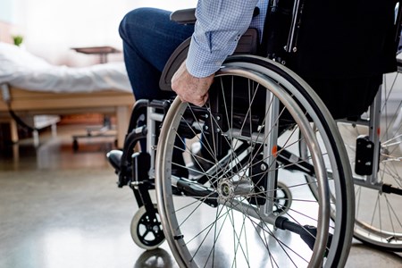 Äldre patient sitter i en rullstol. Foto: Mostphotos