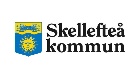 Skellefteå kommuns logotyp. Texten "Skellefteå kommun" i två rader i svart mot vit bakgrund. Till vänster kommunvapnet i blått och gult. 