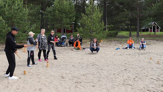 Sommarkursdeltagare spelar kubb