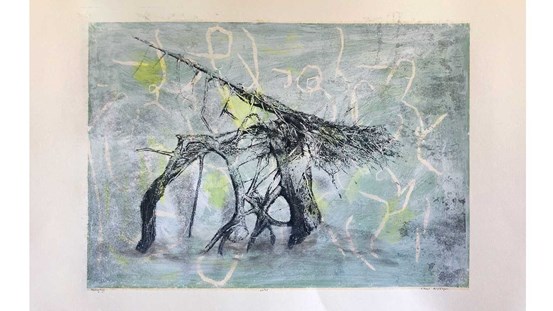 En serigrafi i gråskala. En trasig trädstam, krökt och spretig. Den ser vindpinad ut. Trädet i mörkare färg och bakgrunden i grått och vitt. 