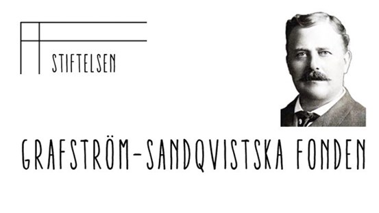 Logotyp. Text: Stiftelsen Grafström-Sandqvistska fonden. Till höger ett svartvitt foto, ett porträtt av mustaschprydd man. 