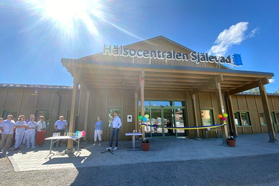 Under en strålande sol intill entrén hölls invigningen av den nya hälsocentralen