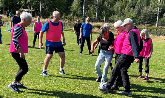 En grupp seniorer spelar gåfotboll.