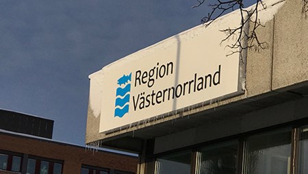 Snöig skylt med text Region Västernorrland