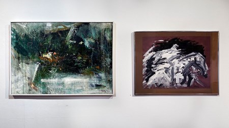 Målningarna "Strandrot" och "Ryttare"  bredvid varandra på en vit vägg. Beskrivningar av konstverken finns i brödtext. 