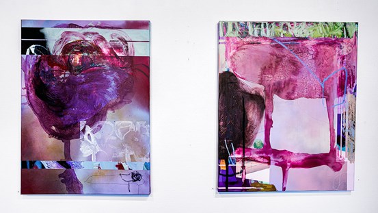 Två stycken abstrakta målningar i rosa-lila toner. 