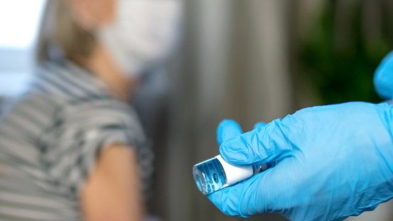 Äldre kvinna vaccineras mot covid-19.