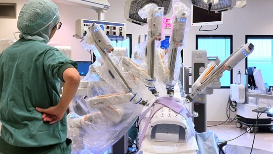 Operationsroboten är nu på plats i en operationssal på sjukhuset i Sundsvall
