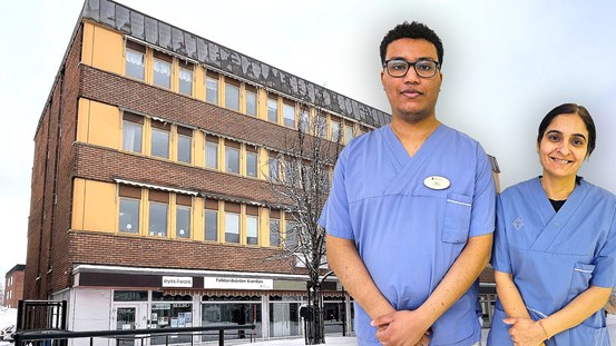 Två tandhygienister står framför Folktandvården Kramfors byggnad.