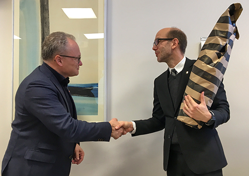 hans Wiklund avtackas av Glenn Nordlund