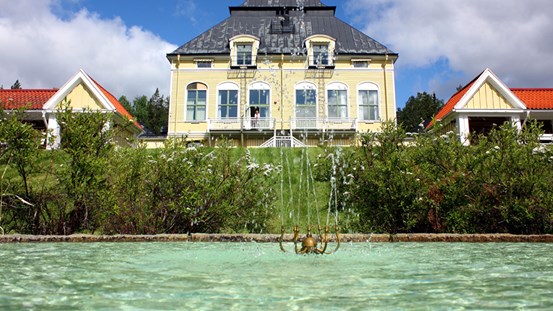 Vattenfontän utanför Österåsens byggnad 