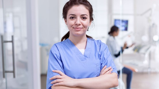 Sköterska i receptionen hos en tandläkare