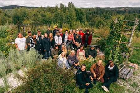 Holas medarbetare vid Nämforshöjdens örtagård.