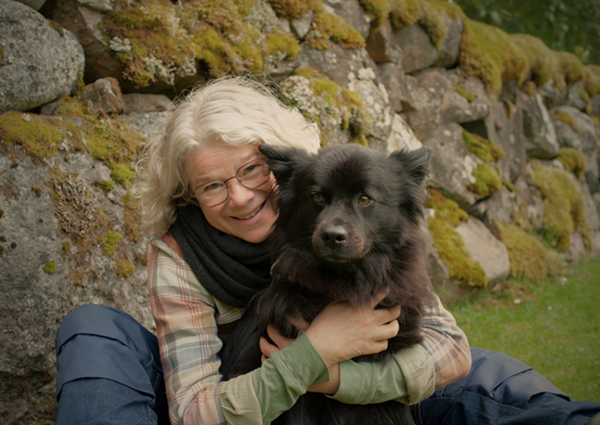 Mona M Hallin kramar om sin hund.