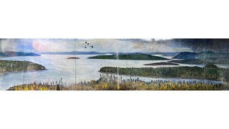 Stor emaljmålning med landskapsvy. Himmel, vatten och land. Ett verk som fångar Nordingrås öar och hav.