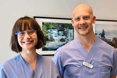 Fysioterapeuterna Julia Andersson Gidö och Niklas Blüchert ger botulinumtoxininjektioner mot spasticitet.