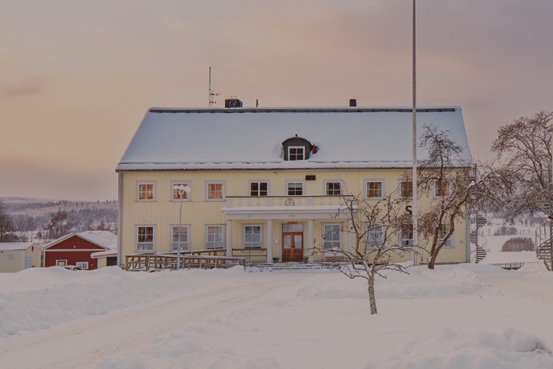Bild på Skolhus med vinter