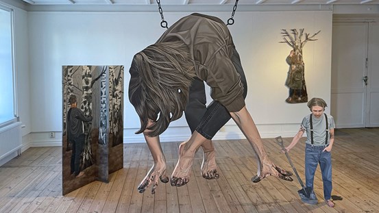 Verket ”Longing for soil”, en utförlig beskrivning finns i brödtexten. Runt omkring i bakgrunden skymtas andra verk.