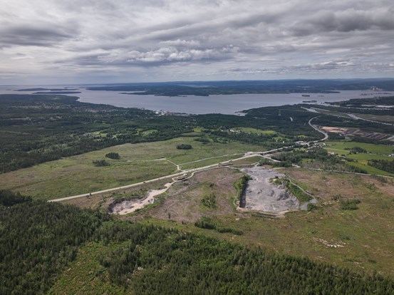 Vy över Torsboda Industrial Park, naturlandskap med hav i bakgrunden.