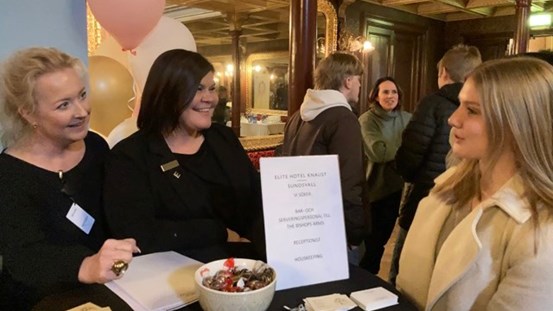 Julia Detlefsam från Hedbergska gymnasiet har hittat till Elite hotell och presenterar sig för hotelldirektör Anna Söderström och hennes kollegor Ulrica Carlsson, Pubchef och Linnea Bouwin, kontorschef.