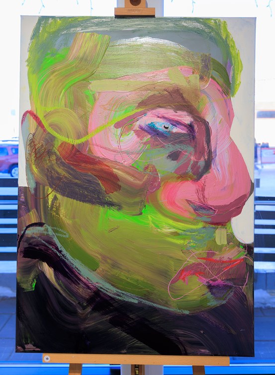 En halvabstrakt målning, ett porträtt i klara rosa och gröna toner. 