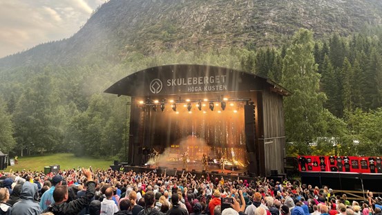 Foto där scenen vid Skuleberget syns, med publik i förgrunden och Skuleberget i bakgrunden.