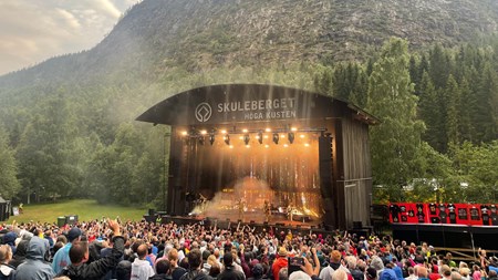Foto där scenen vid Skuleberget syns, med publik i förgrunden och Skuleberget i bakgrunden.