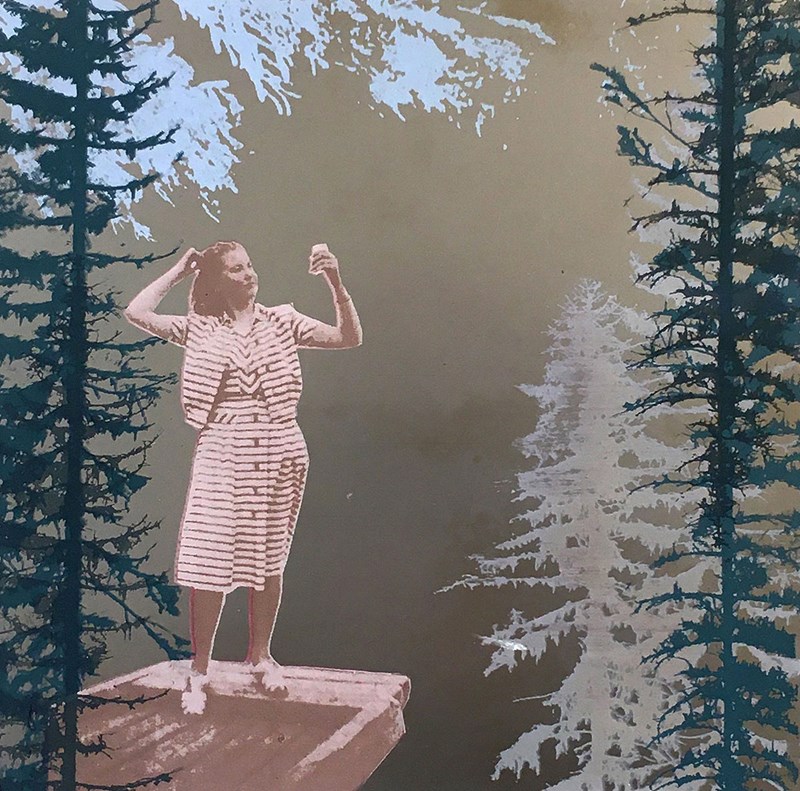 Serigrafi tryckt på rostfri plåt. En kvinna med randig klänning står på en brygga vid en skogssjö eller en tjärn och rättar till frisyren. Ljusets reflekteras i den rostfria plåten