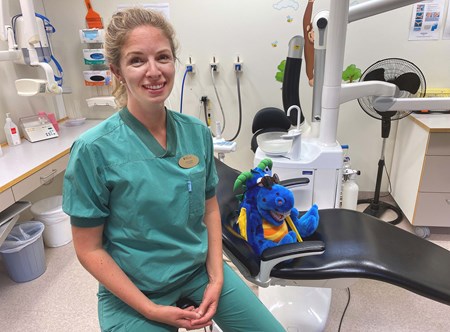 Tandläkare Fanny Ellner på Folktandvårdens pedodontiklinik i Sundsvall hjälper barn och ungdomar med tandvårdsrädsla.