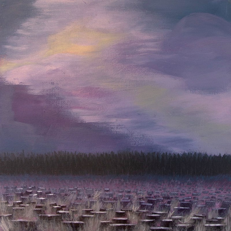 Målning i akryl i mestadels lila toner. Ett landskap, ser ut som skymmning. Ett stort fält med stubbar sträcker sig mot en skog i siluett långt borta. Ovan skogen, en himmel i lila med några gulaktiga ytor som gör att man anar solen. 