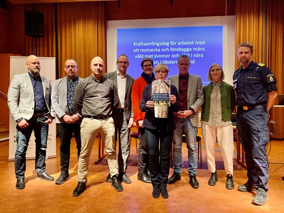 Gruppbild på 9 av de personer som undertecknat handlingsplanen mot våld.