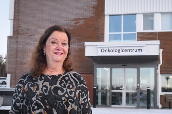 Anne-Lie Fahlén står utanför entrén vid Onkologicentrum vid sjukhuset i Sundsvall