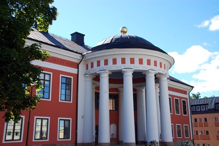 Rådhuset i Härnösand - en äldre ljusröd byggnad. 