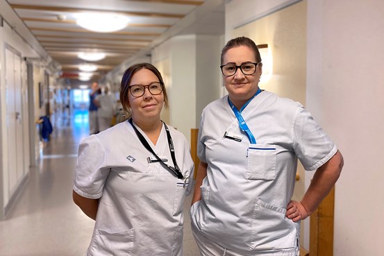 Enhetscheferna Gabriella Aalto och Elin Andersson i korridoren på MAVA hjärtavdelning