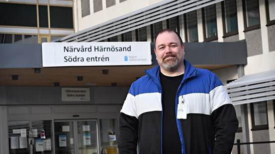 Mårten Frosth, informationssäkerhetsansvarig på Region Västernorrland framför södra entrén Närvården i Härnösand