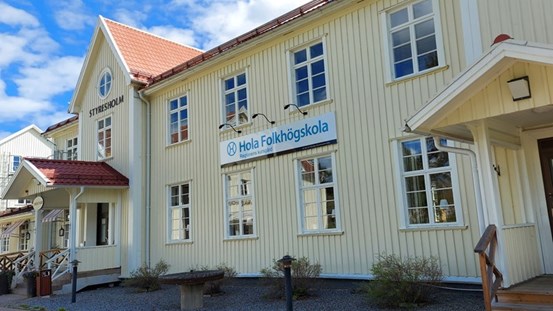 Träbyggnad vid Hola folkhögskola