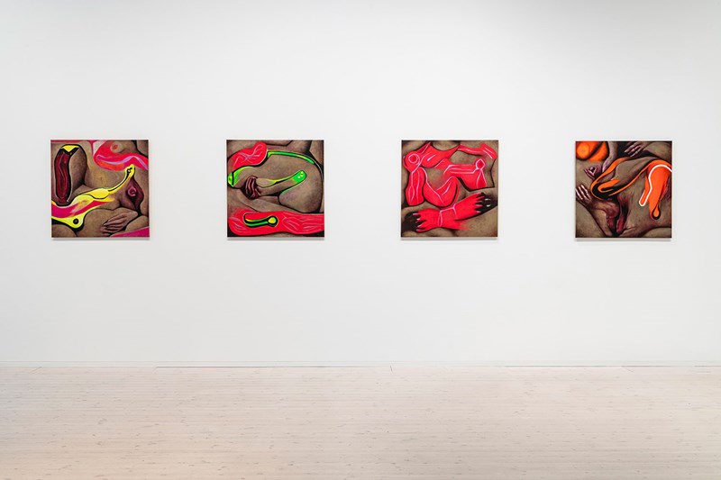 Fyra kvadratiska målningar. På en brunmelerad botten med fält av varselgul, neongrön, stickande orange och rosa syns grova former, vissa påminnande om händer och kön.
