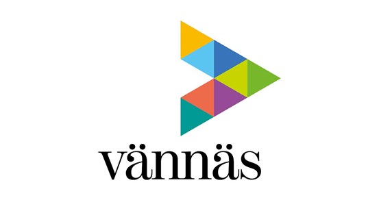 Vännäs komuns logotyp, texten "Vännäs" med färglad symbol.