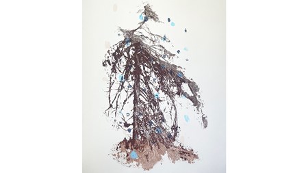 En serigrafi föreställande ett risigt, spretigt träd i siluett mot vit bakgrund. Trädet går i mörka vinrödaktiga toner. Blå färgfläckar/stänk syns här och där. 