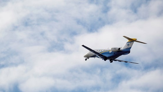 Flygplan från Svenskt ambulansflyg i luften