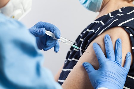 En äldre person vaccineras.