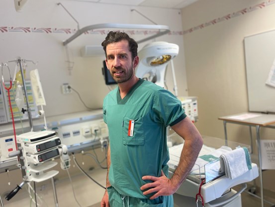 Erik Svensk i en sal på IVA.