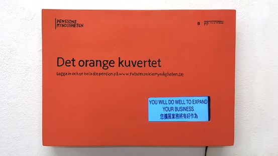 Det orange kuvertet från Pensionsmyndigheten med en påklistrad blå lapp från en lyckokaka med texten "You will do well to expand your business".