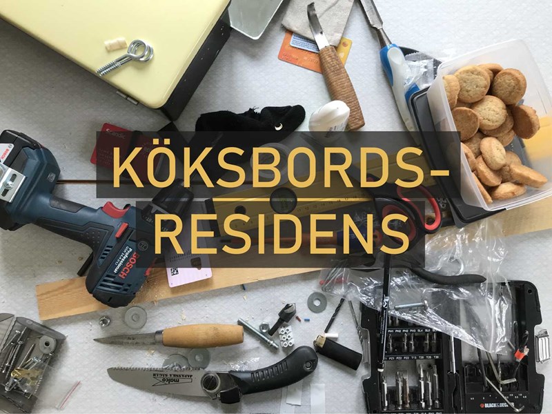 Vit yta, kanske en bordsskiva, sedd uppifrån med många olika verktyg och saker utspridda, även en burk med kakor. Texten