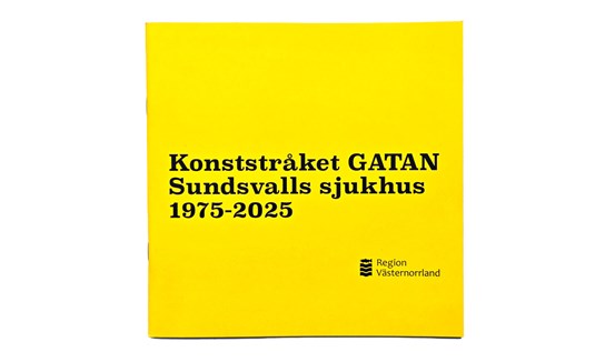 Ett gult bokomslag med svart text: Konststråket Gatan, Sundsvalls sjukhus, 1975-2025. Region Västernorrland. 