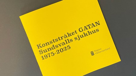 Framsidan på en kvadratisk bok. Den är gul med mörk text: " Konststråket GATAN Sundsvalls sjukhus 1975-2025" . I nedre högra hörnet syns Region Västernorrlands logotyp. 