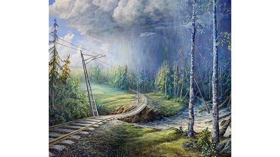 Tågräls går genom landskap, över raserad banvall där å forsar. Träd har vält vid ån i skog längre bort. Oväder på himlen.