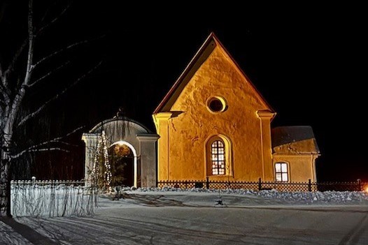 Kvällsbild på en kyrka.