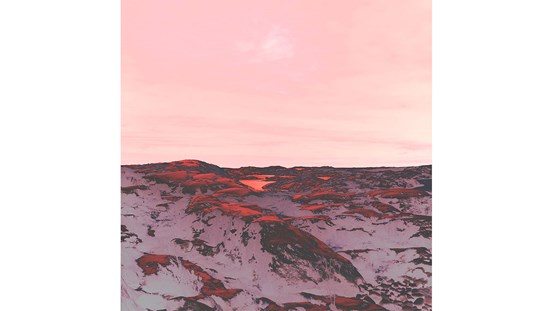 Fotografi. Halva bilden består av ett bergigt landskap, där snön tonas rosa av den rosaktiga himlen på den övre halvan. 