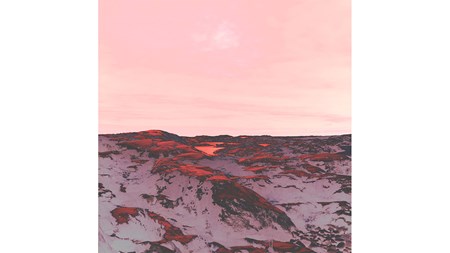 Fotografi. Halva bilden består av ett bergigt landskap, där snön tonas rosa av den rosaktiga himlen på den övre halvan. 